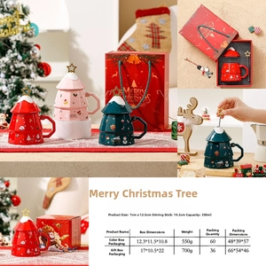 Dettaglio di tazze in ceramica ad albero di Natale con coperchio a stella e cucchiaio