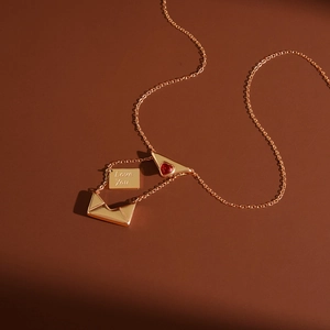 Collier enveloppe or rose avec gravure Love You et pendentif pierre en forme de cœur