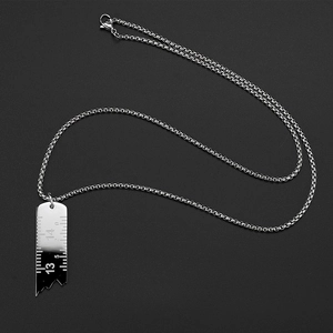 Collier en acier titane argenté avec pendentif règle cassée et numéros de graduation