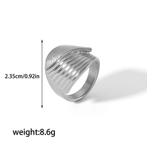 Detailansicht des silbernen Ringes mit Maßen 2,35cm Höhe und einem Gewicht von 8,6g