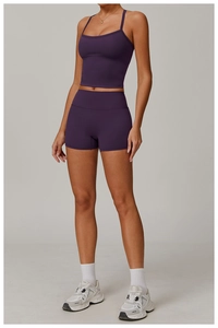 Détail d'un ensemble de yoga violet avec haut court à col en U et short de sport taille haute