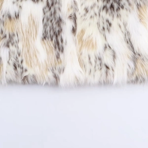 Giacca in ecopelliccia da donna con stampa leopardata bianca e marrone e collo alto