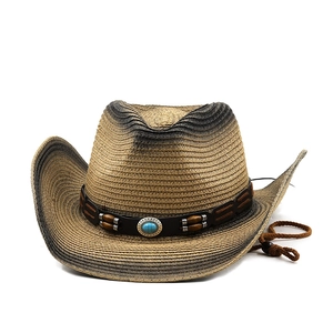 Detail eines khakifarbenen Stroh-Cowboyhuts mit Türkisstein und Holzperlenband
