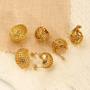 Boucles d'oreilles boules dorées tissées à mailles creuses avec diverses formes géométriques
