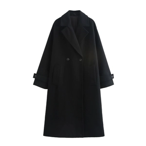 Dettaglio di cappotto di lana nero con ampi revers e bottoni doppiopetto classici