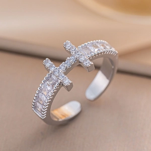 Vista macro di anello regolabile argento con design a croce e pietre di zirconi