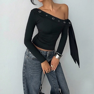 Detail eines schwarzen One-Shoulder-Tops mit silbernen Metallösen und Dekoband