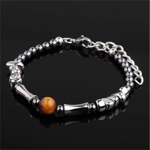 Bracciale da uomo in acciaio con perla occhio di tigre naturale su sfondo nero lucido