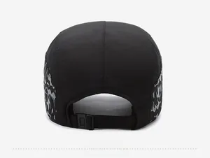 Vue arrière de la casquette en mesh pour hommes avec panneaux camouflage et boucle
