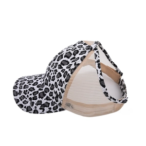 Dettaglio cappello leopardato con rete traspirante e apertura per coda di cavallo