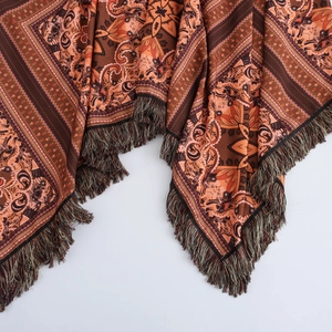 Châle marron de style ethnique avec motifs complexes et détails de franges
