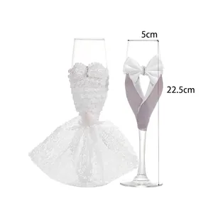 Calici da champagne romantici per matrimonio con decorazioni pizzo sposa e abito sposo