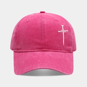 Detailansicht der gewaschenen rosa Baumwoll-Basecap mit weißer Kreuznagel-Stickerei