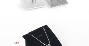 Détail du pendentif argent de 1,3 pouce sur plusieurs supports de présentation