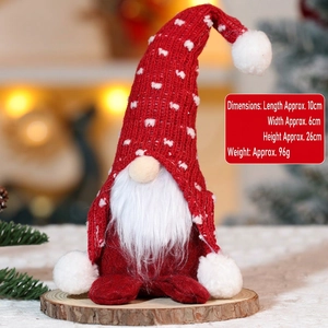Dettaglio dello gnomo di Natale seduto con dimensioni 10x6x26cm e cappello in maglia