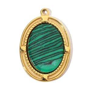 Gros plan du pendentif ovale plaqué or avec pierre malachite verte et cadre torsadé