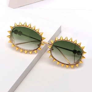 Details von Steampunk-Oval-Sonnenbrille mit goldenen Stachelrahmen und Verlaufsgläsern
