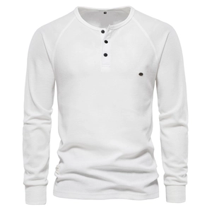 Détail du tricot gaufré blanc et du col Henley à trois boutons sur le t-shirt manches longues
