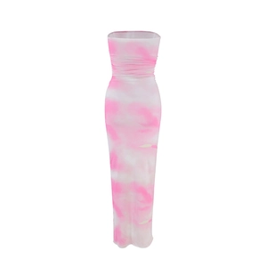 Détail du tissu froncé et de l'imprimé floral tie-dye rose sur une robe bustier ajustée
