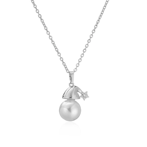 Détail du pendentif bonnet de Noël en argent avec perle blanche et étoile en zircon