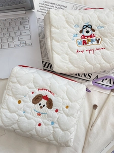 Cute embroidered puppy quilted makeup bag with red zipper and soft heart pattern texture