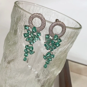 Boucles d'oreilles argentées à pampilles avec zircon vert et pendentifs goutte d'eau