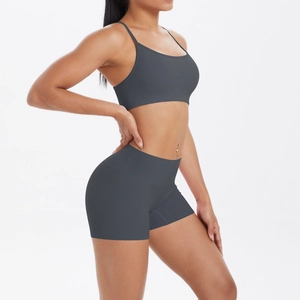 Ensemble soutien-gorge de sport gris et short taille haute pour yoga et fitness