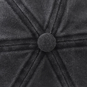 Macro del bottone superiore e della trama del tessuto twill su un berretto di cotone vintage