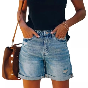 Short en jean bleu clair pour femme avec détails déchirés et ourlets repliés de style décontracté