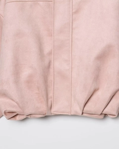 Detalle de chaqueta de ante rosa que muestra costuras de calidad y textura suave