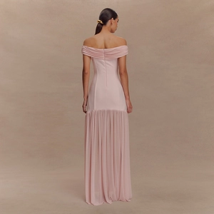 Elegantes rosa schulterfreies Maxikleid mit gefaltetem Rücken und schmaler Silhouette