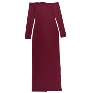 Abito lungo bordeaux con spalle scoperte e maniche lunghe in vista piatta
