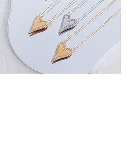 Vue macro détaillée de colliers pendentifs cœur avec strass blancs en or et argent