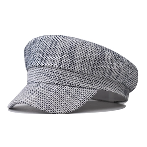 Detailansicht der blau-weißen Newsboy-Mütze aus gewebtem Tweed-Stoff im Retro-Stil