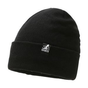 Détail de la maille et de l'étiquette SPORTS sur ce bonnet d'hiver noir