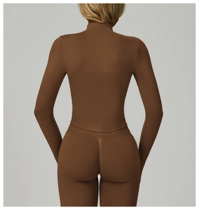 Ensemble de yoga marron moulant avec vue arrière du legging taille haute et du haut
