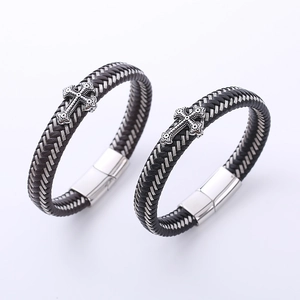 Bracciali in pelle intrecciata per uomo con croce incisa e chiusura magnetica