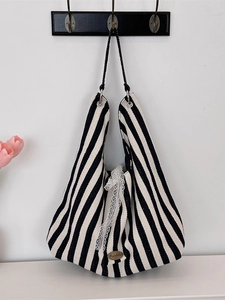Sac fourre-tout minimaliste en toile à rayures noires et blanches avec bordure en dentelle