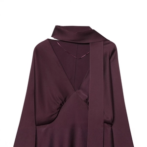 Eleganter tiefvioletter Satin-Kleid mit langen Ärmeln, V-Ausschnitt und Schalkragen-Design