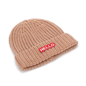 Détail du bonnet en tricot kaki avec écusson HELLO brodé et texture côtelée