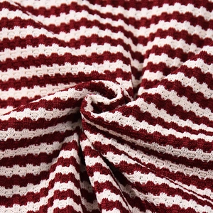 Vista macro del tessuto a maglia a righe rosse e bianche con trama a coste