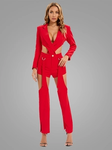 Dettaglio del completo blazer rosso con profondo scollo a V e ritagli alla moda in vita