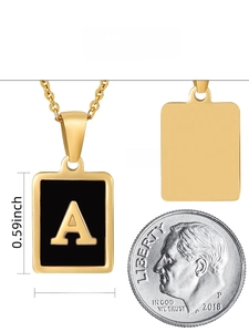 Vue macro du pendentif lettre A carré en or 18K avec dimensions et comparaison de taille