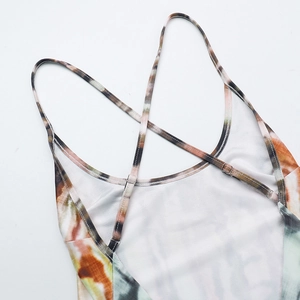 Dettaglio delle spalline incrociate regolabili su un abito lungo estivo tie-dye