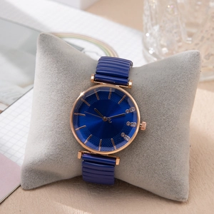 Dettaglio orologio oro rosa con quadrante blu e diamanti su un morbido cuscino velluto