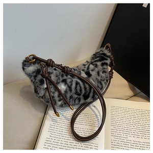 Vue détaillée du sac hobo en fausse fourrure léopard avec bandoulière en cuir nouée