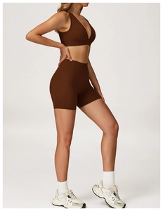 Détail d'un ensemble de sport marron café avec brassière en V et short à taille haute