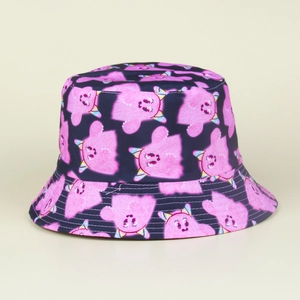 Detail eines dunkelblauen Anglerhuts mit niedlichem rosa Monster-Print-Muster