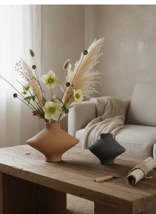 Détail de vases géométriques en céramique à texture mate pour décoration de maison