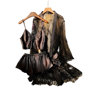 Dreiteiliges Damen Schlafanzug Set mit Satin Camisole, Shorts und schwarzem Spitzen Bademantel